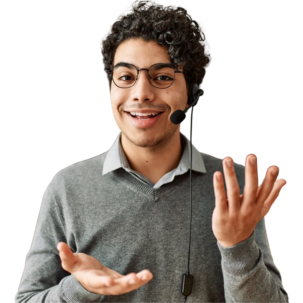 Agente de contact center con diadema y lentes, sonriendo mientras atiende una llamada
